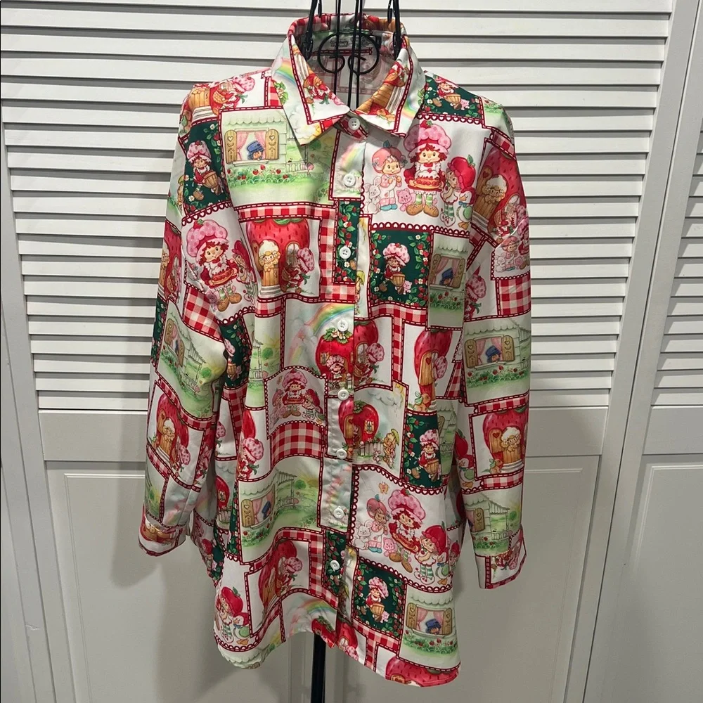 The World Of Strawberry Shortcake Button Down 3/4 Sleeve Adorable Top 🍓🍰🍓 - Picture 1 of 10